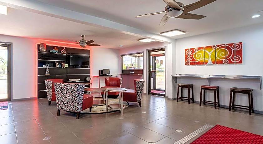 Econo Lodge Inn & Suites