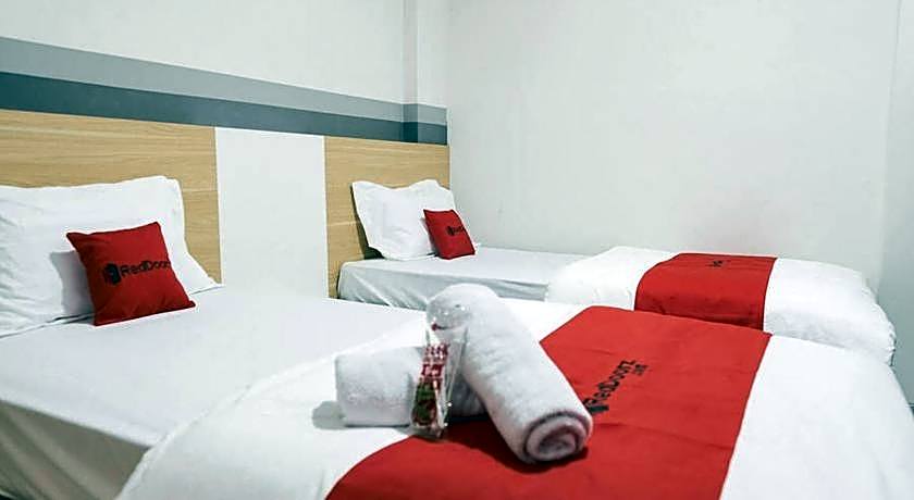 RedDoorz Plus near Taman Anggrek Mall