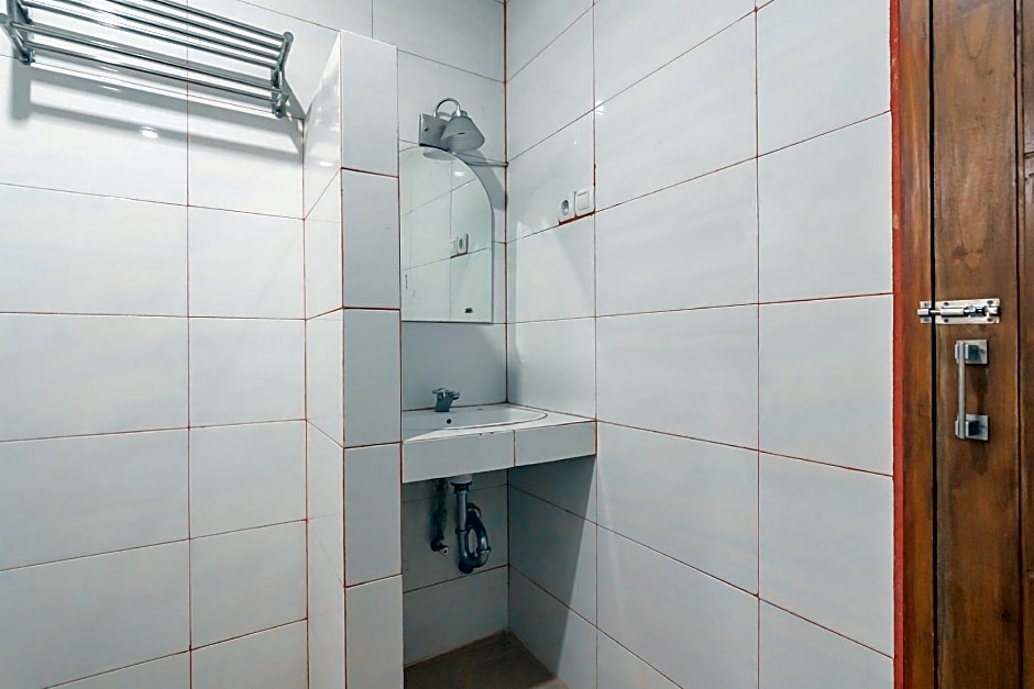 RedDoorz near Sukabumi Station 2