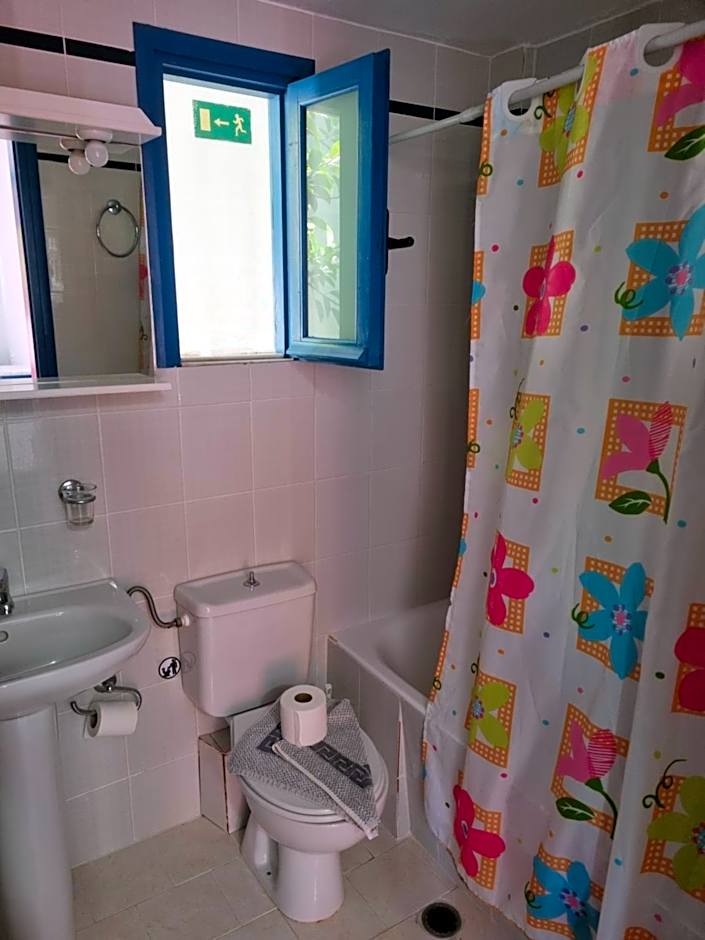 Leonidas Studios & Apartments