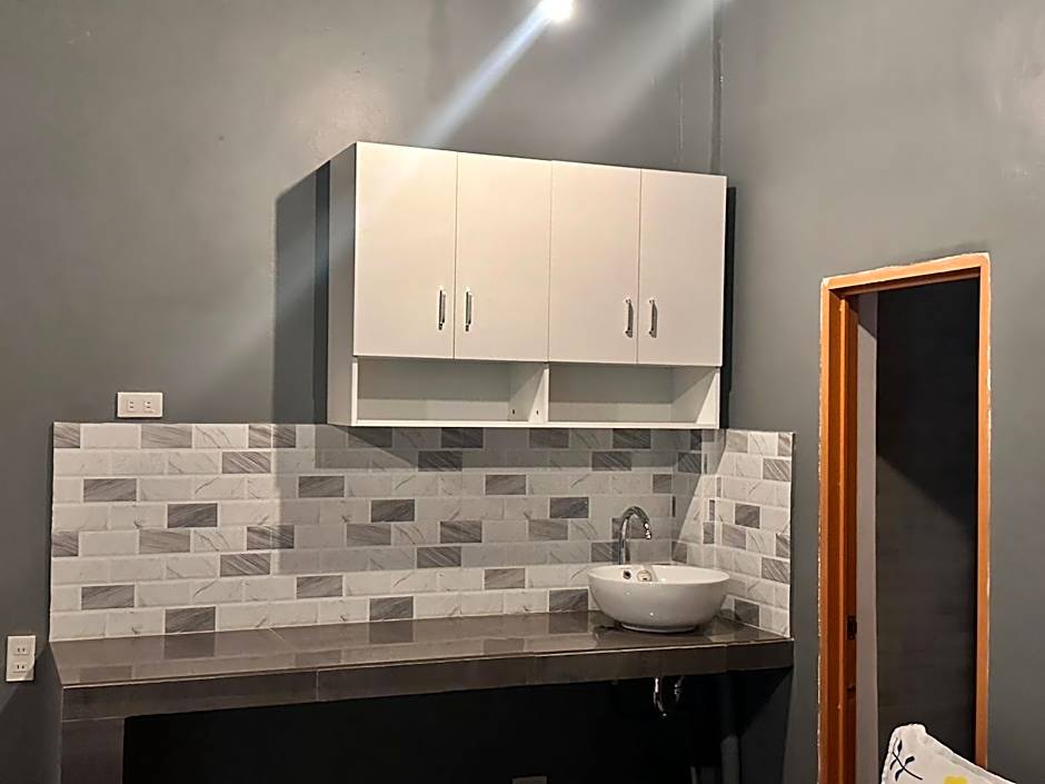 Limewood Residences- Bago City good for 4