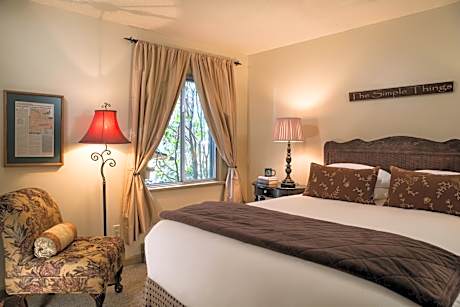 Standard Queen Room with Two Queen Beds (Damselfy)