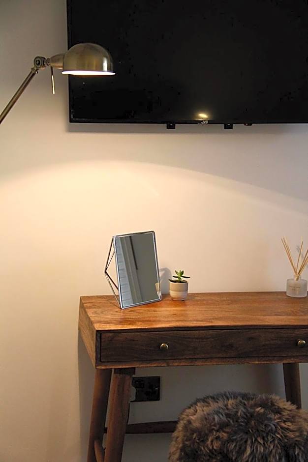 Upstairs at 33 - Self check in boutique accommodation in Worcester Centre