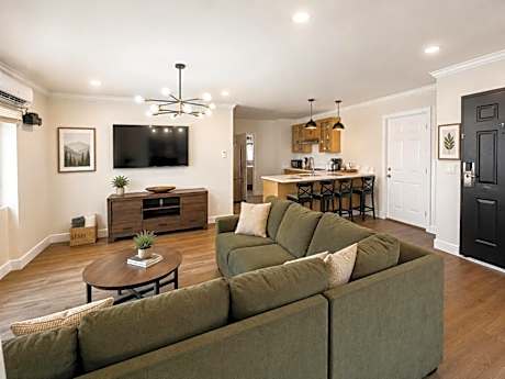 Family Kitchen Suite - 3 Beds + Pull-Out Couch