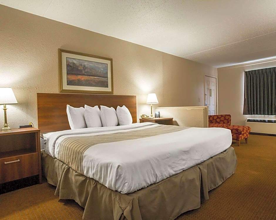 Econo Lodge Inn & Suites At Fort Moore