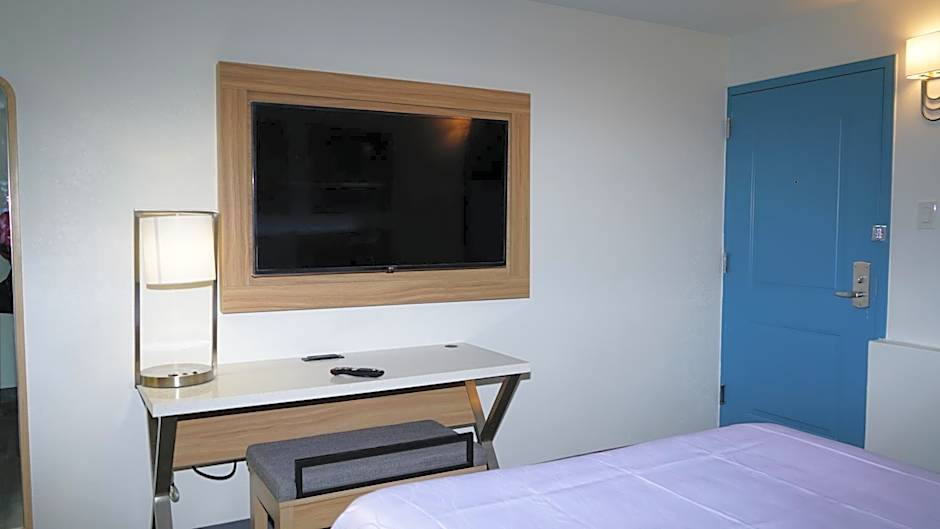 Airport Waterfront Inn