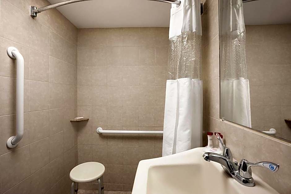 Ramada by Wyndham Rockville Centre