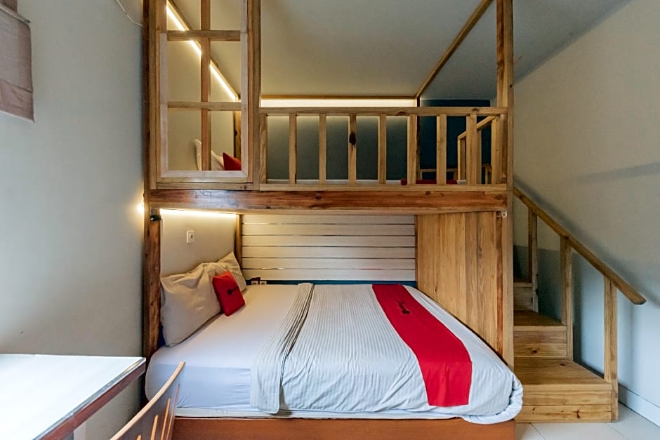 RedDoorz Plus near Asia Afrika 3