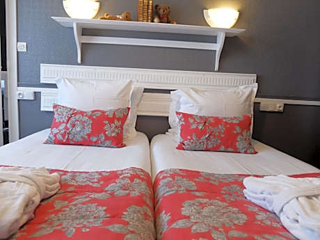 Twin Room with Shower