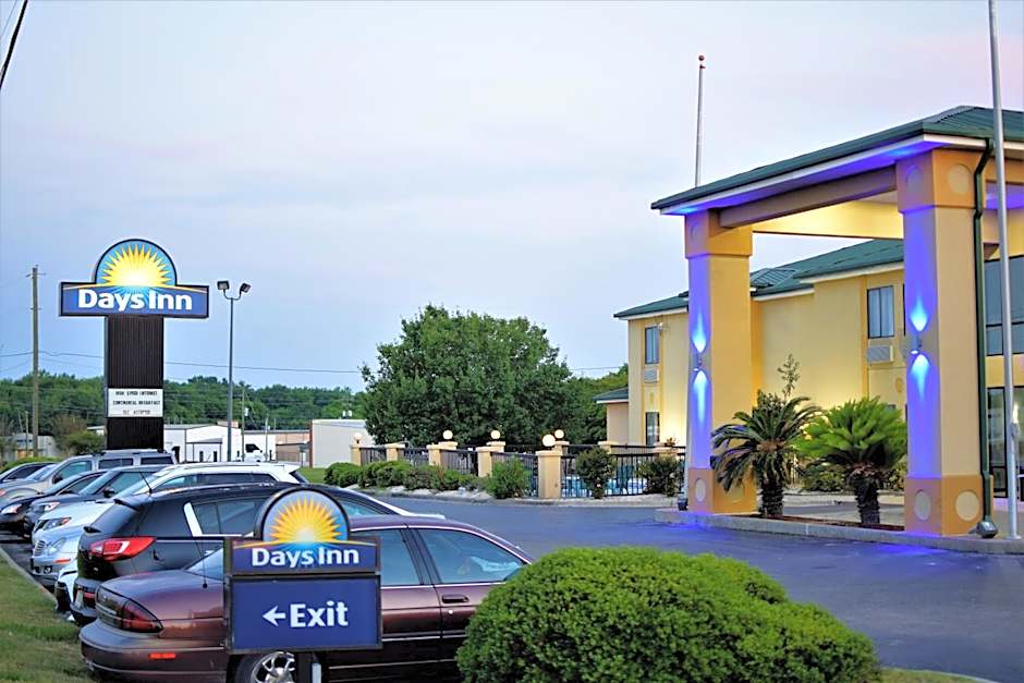 Days Inn by Wyndham Montgomery
