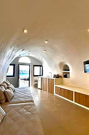 ArmonOia Cave House Outdoor Tub