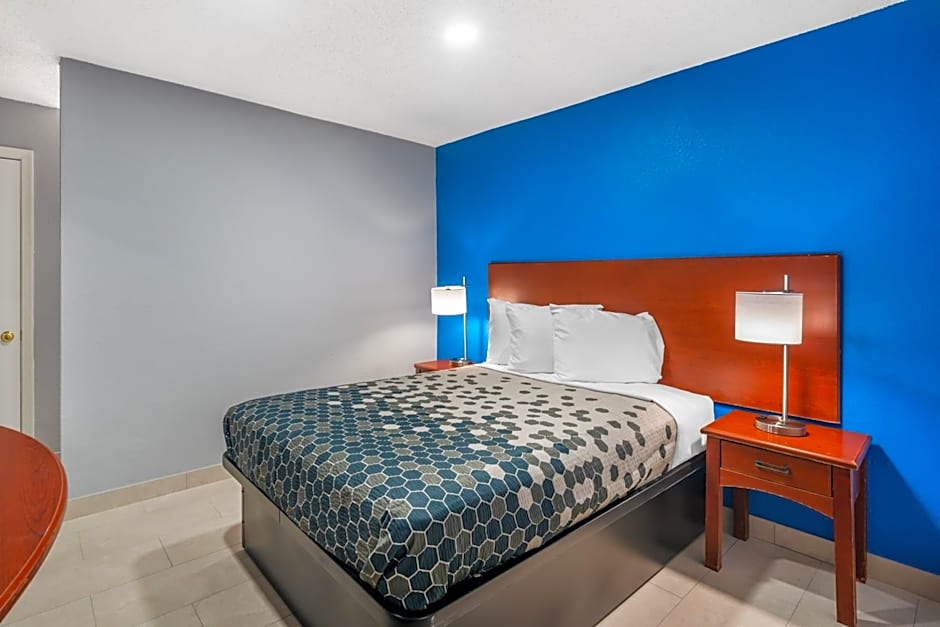 Econo Lodge Inn & Suites I-64 & Us 13