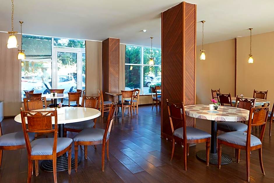 Grand Hotel Nirvana - All Inclusive & Free Beach Access