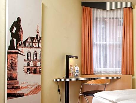 2 Twin Beds, TRYP Room
