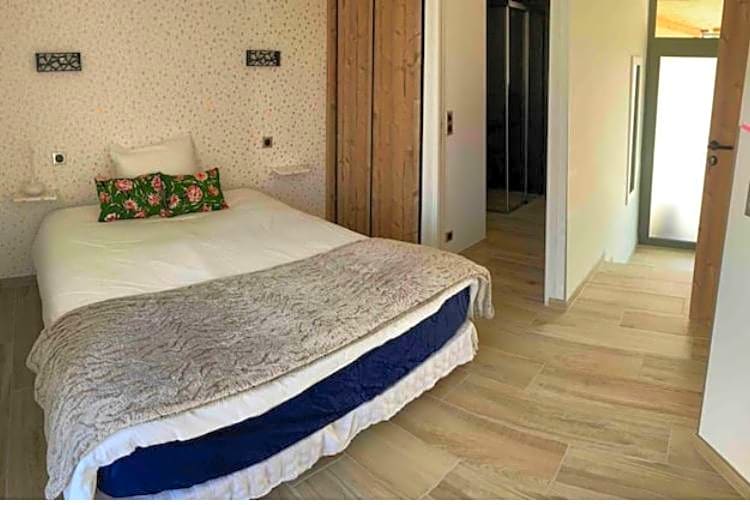Chambre avec salle de bains privative