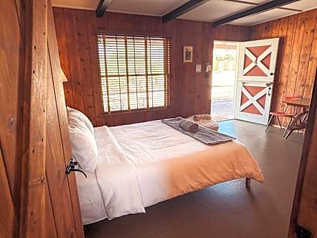 Room 4 - Downtown Joshua Tree Motel - Pet Friendly - Walk to Shops & Visitor Center, Minutes to Park Entrance