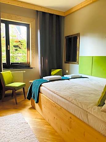 Apartment with Mountain View