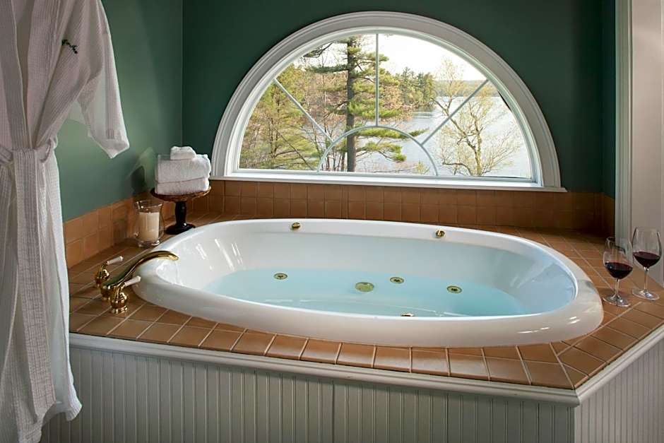 Wolf Cove Inn