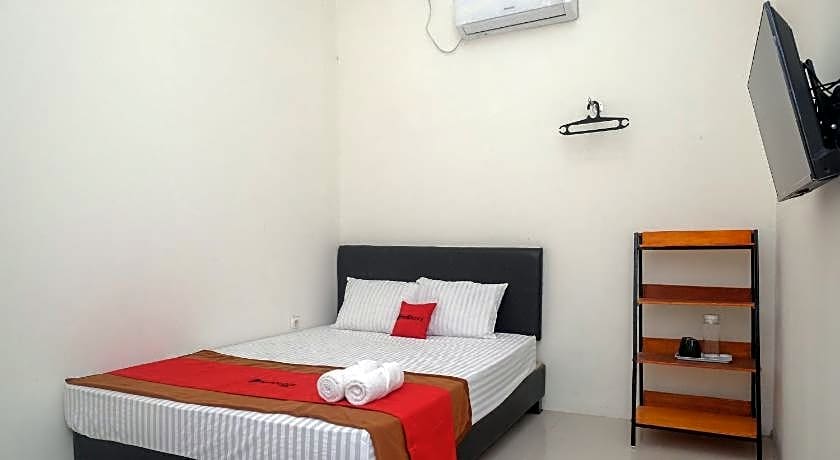 RedDoorz near Alun Alun Magelang 2