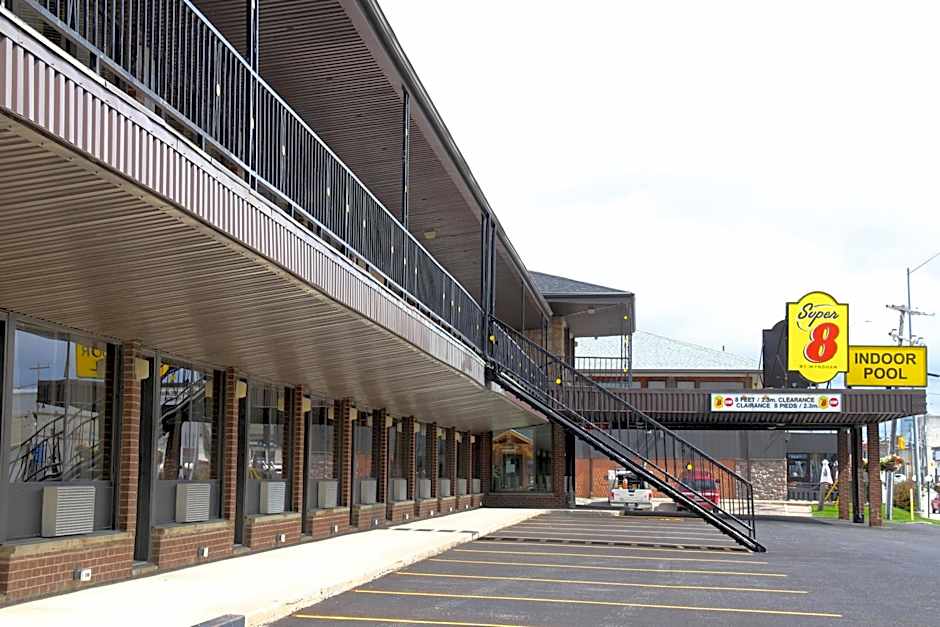 Super 8 by Wyndham Hearst ON