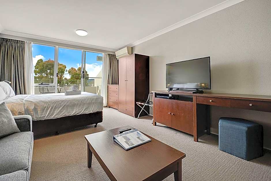 Horizons 201 - Lake Front Studio l Pool l Tennis Court l Bar l WiFi