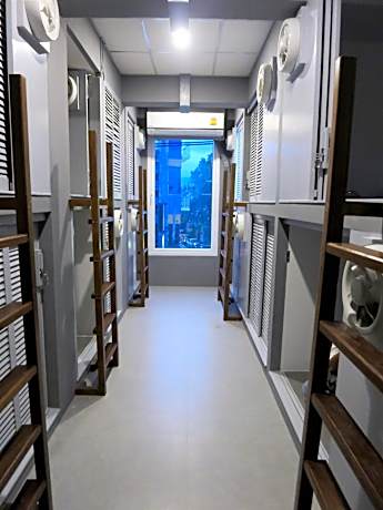 Double Capsule Bed with Window