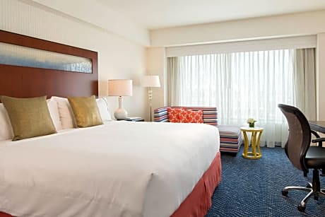 Club Room, 1 King Bed, Non Smoking, Harbor View