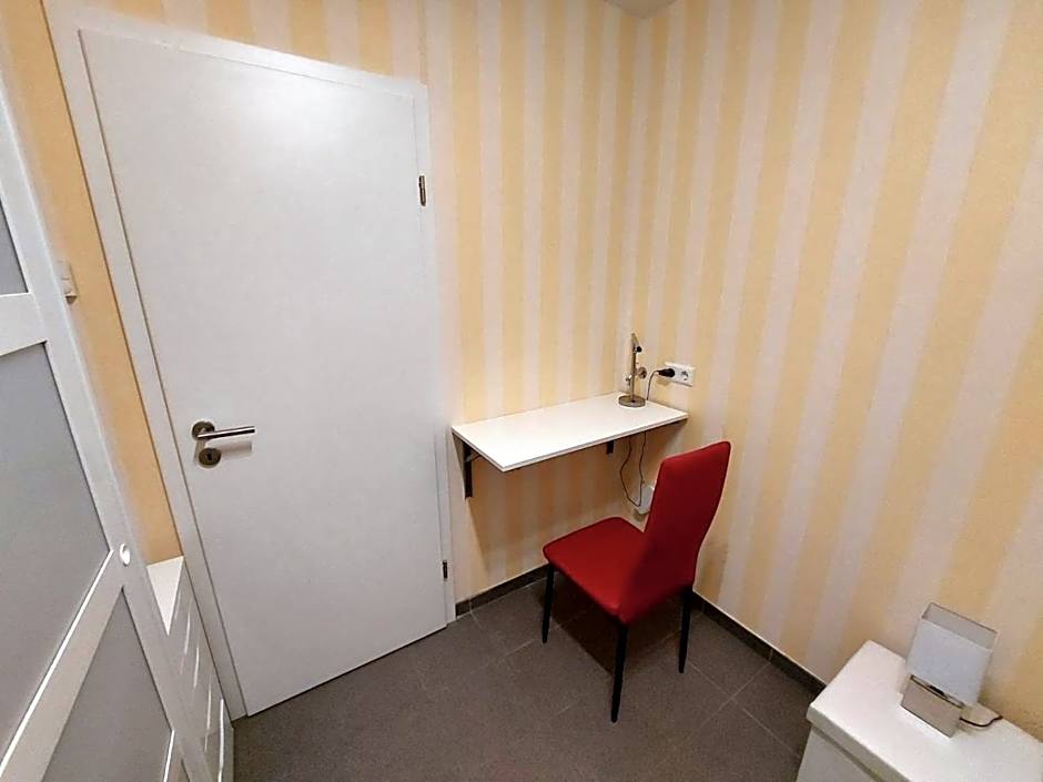 Lovely bedroom with single bed