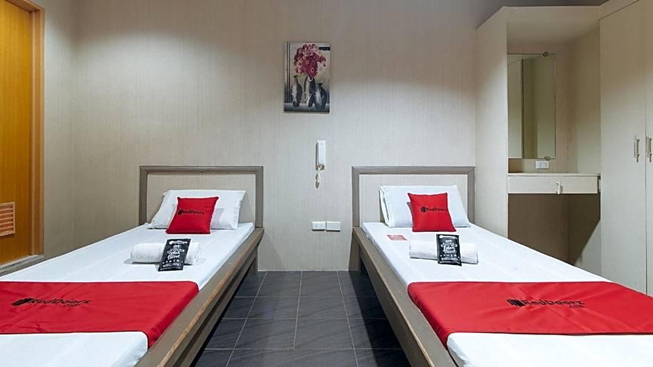 RedDoorz @ Bridgeway Hotel Tuguegarao City