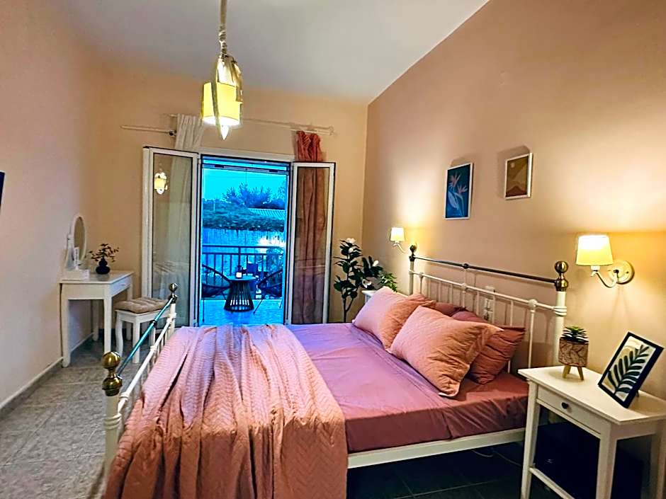 Royal Jelly Suites - Renovated Suites with Pool Just 5 Minutes walk from the Beach By Villa Mana Gers