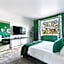 Beverly Hills Glamour Oasis 2 BR Apt with Parking 304