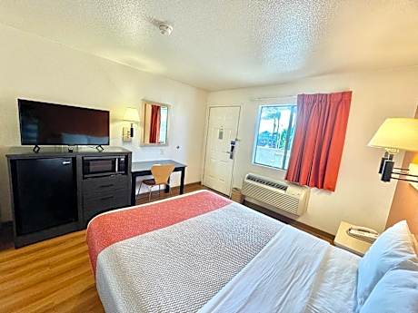 2 FULL BEDS | SUITE, NSMK, MICFRIDGE