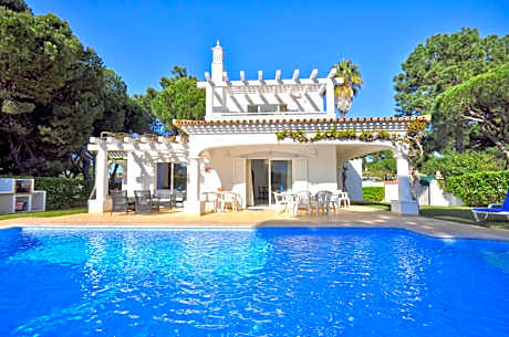 Great pool villa just a short stroll to the centre