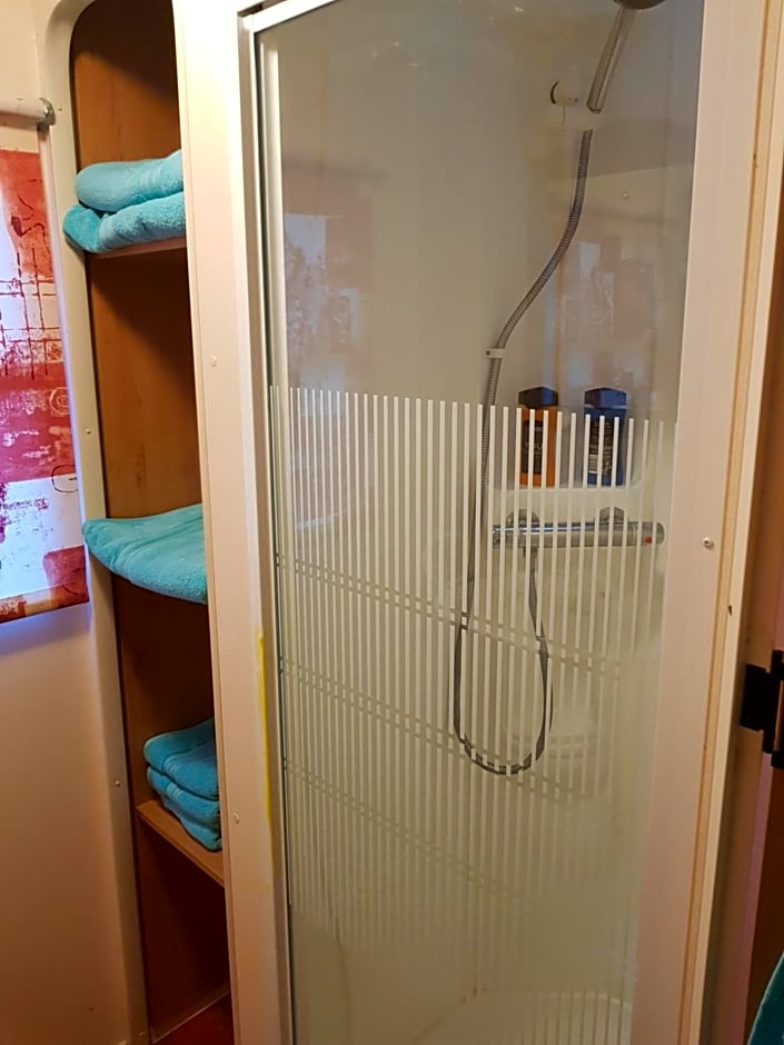 the jackdaw pub SELF CATERING STATIC CARAVAN free breakfast supplied