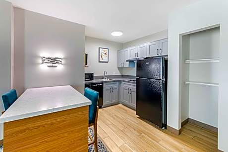 Suite 3 Queen Beds Mobility Access Bathtub 2 Bedrooms Kitchen Living Area NonSmoking Full Breakfast