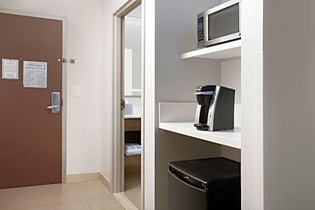 2 Queen Beds Standard Comm Access Tub