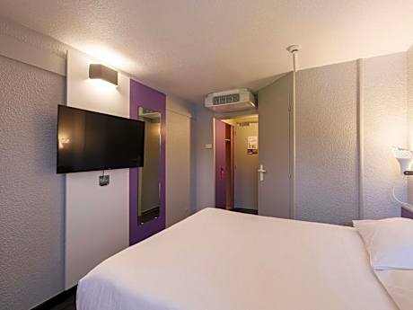 Standard Room with One Double Bed and One Single Bed