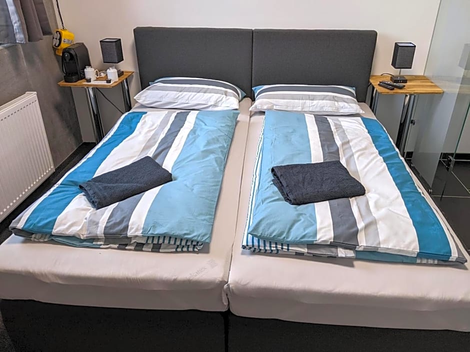 BUSINESS-MOTEL free WiFi & massage, air-con, XXL-Parking