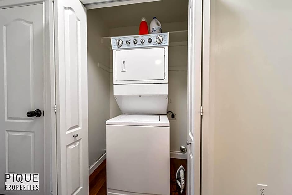 Tropical Oasis - King Beds - Free Netflix & Parking - Fast Wi-Fi