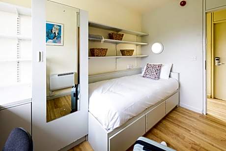 Basic Single En Suite Room in Shared Apartment