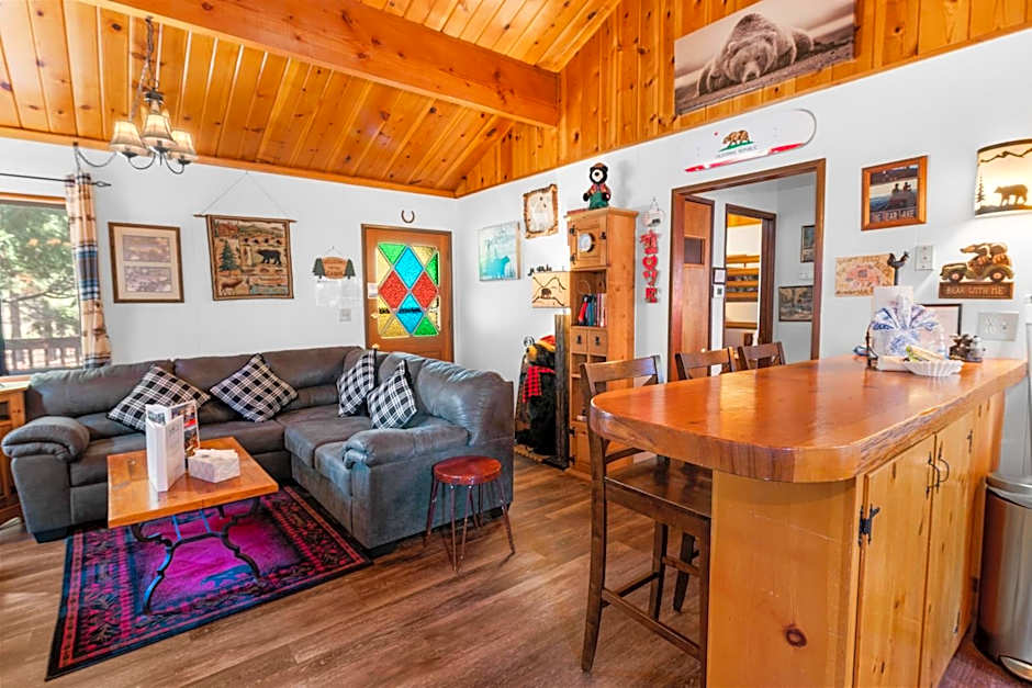 The Cuddle Inn - True feeling of a great cabin! Beautiful and homey! Walking distance to the lake!