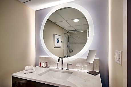 Room 1 King Bed Accessible Non Smoking (Hearing)