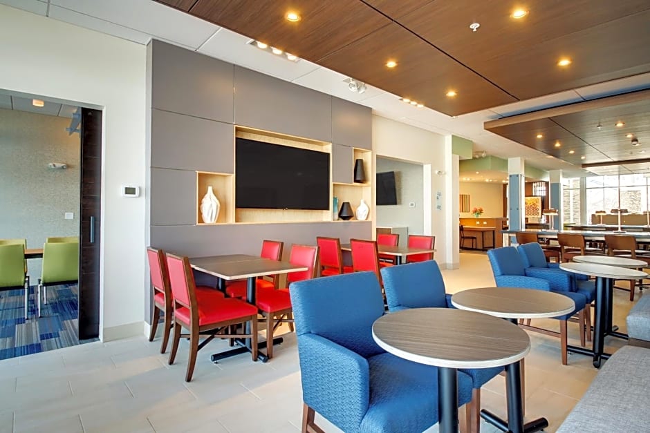 Holiday Inn Express & Suites Galesburg By IHG