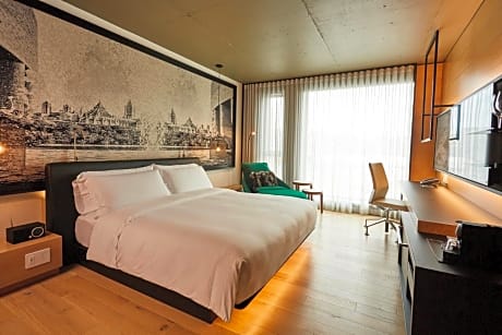 The Signature Room - 1 King Bed