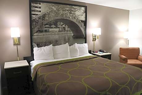 King Room with Bath Tub - Mobility/Hearing Accessible - Non-Smoking