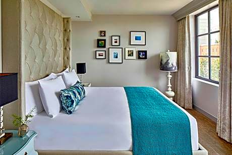 1 bedroom 2 room suite, 1 king, riverfront, balcony