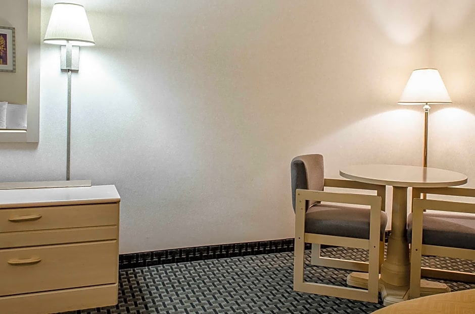 Rodeway Inn State College - near University
