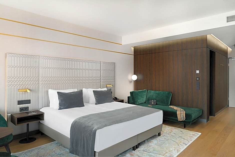 Emerald Hotel by Continental Group