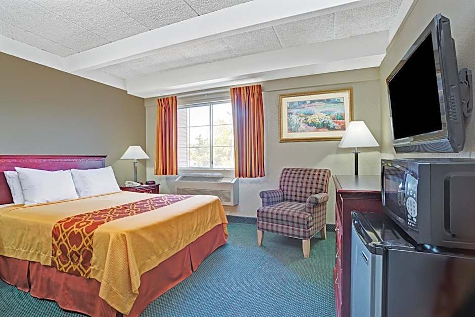 Travelodge by Wyndham Iowa City
