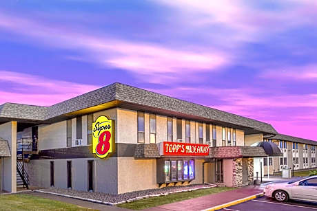 Super 8 by Wyndham Windsor/Madison North